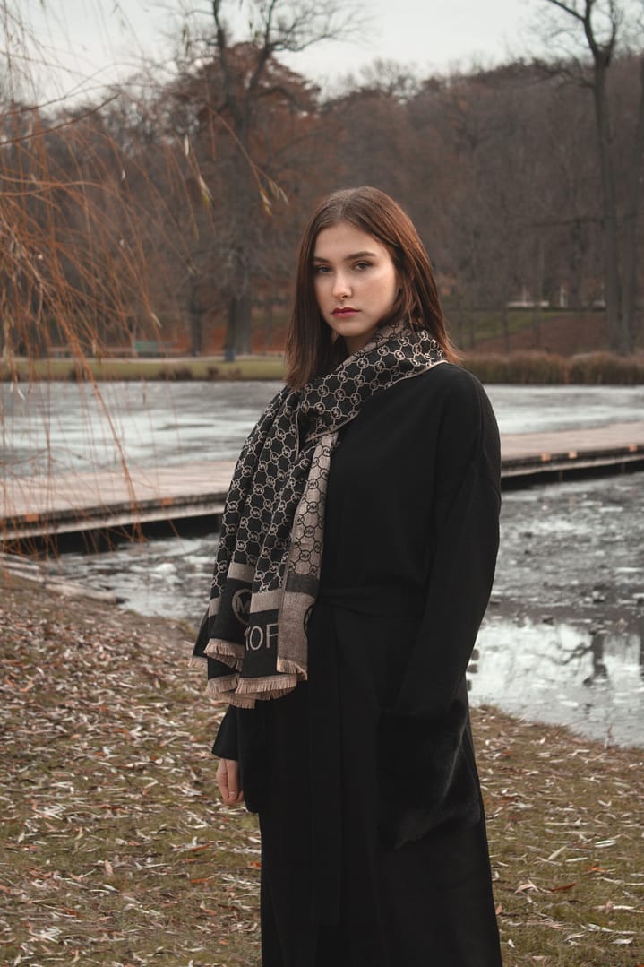 Kardigan dlouhý s kožešinovými kapsami - Obrázek 7