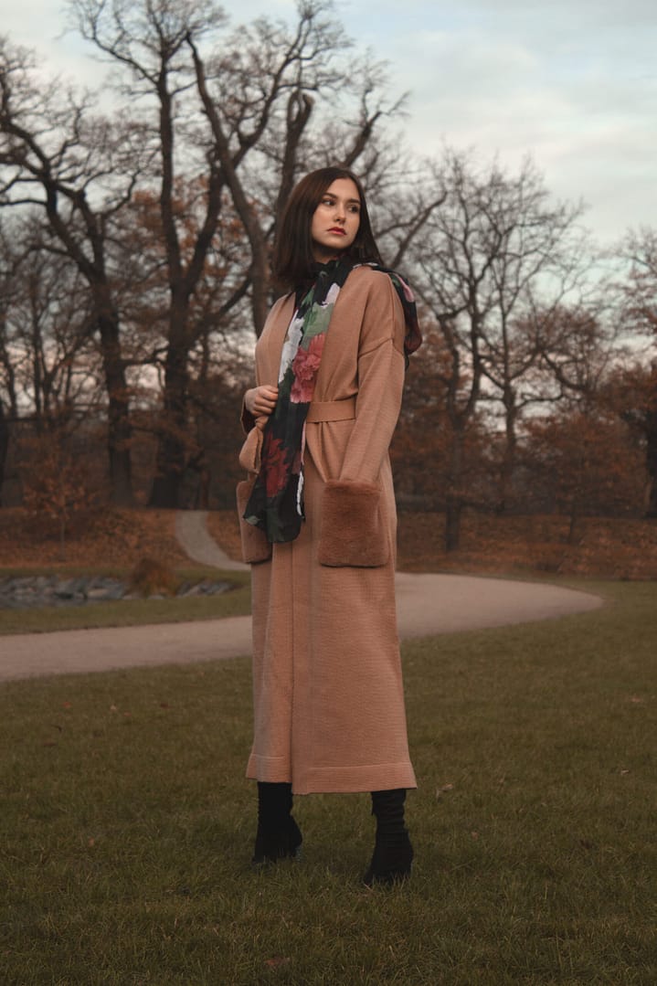 Kardigan dlouhý s kožešinovými kapsami - Obrázek 11