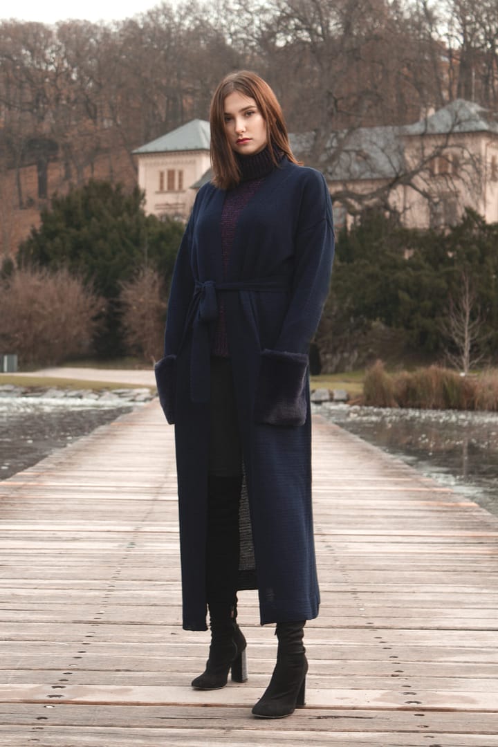 Kardigan dlouhý s kožešinovými kapsami - Obrázek 8