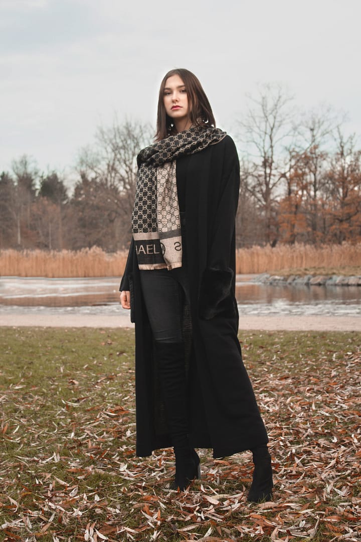 Kardigan dlouhý s kožešinovými kapsami - Obrázek 6