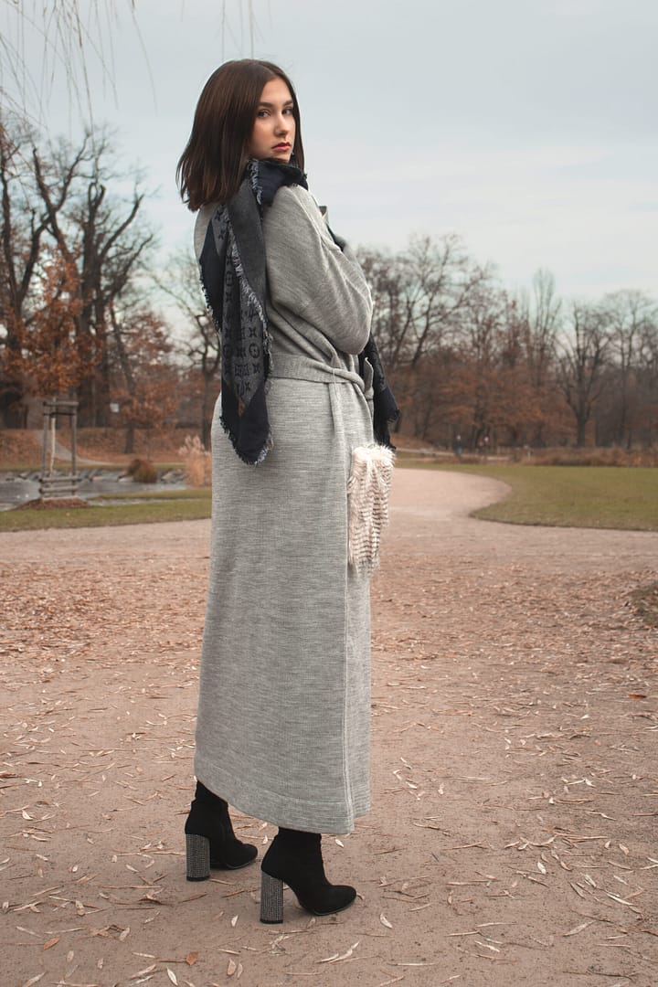 Kardigan dlouhý s kožešinovými efektními kapsami - Obrázek 2