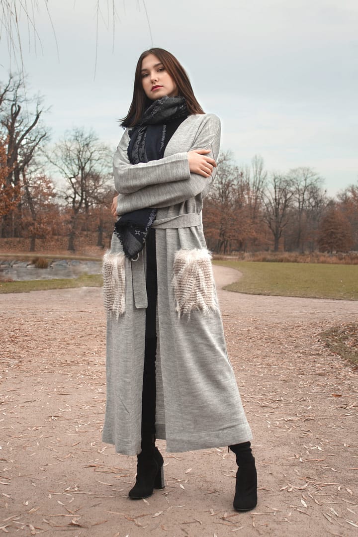 Kardigan dlouhý s kožešinovými efektními kapsami - Obrázek 4