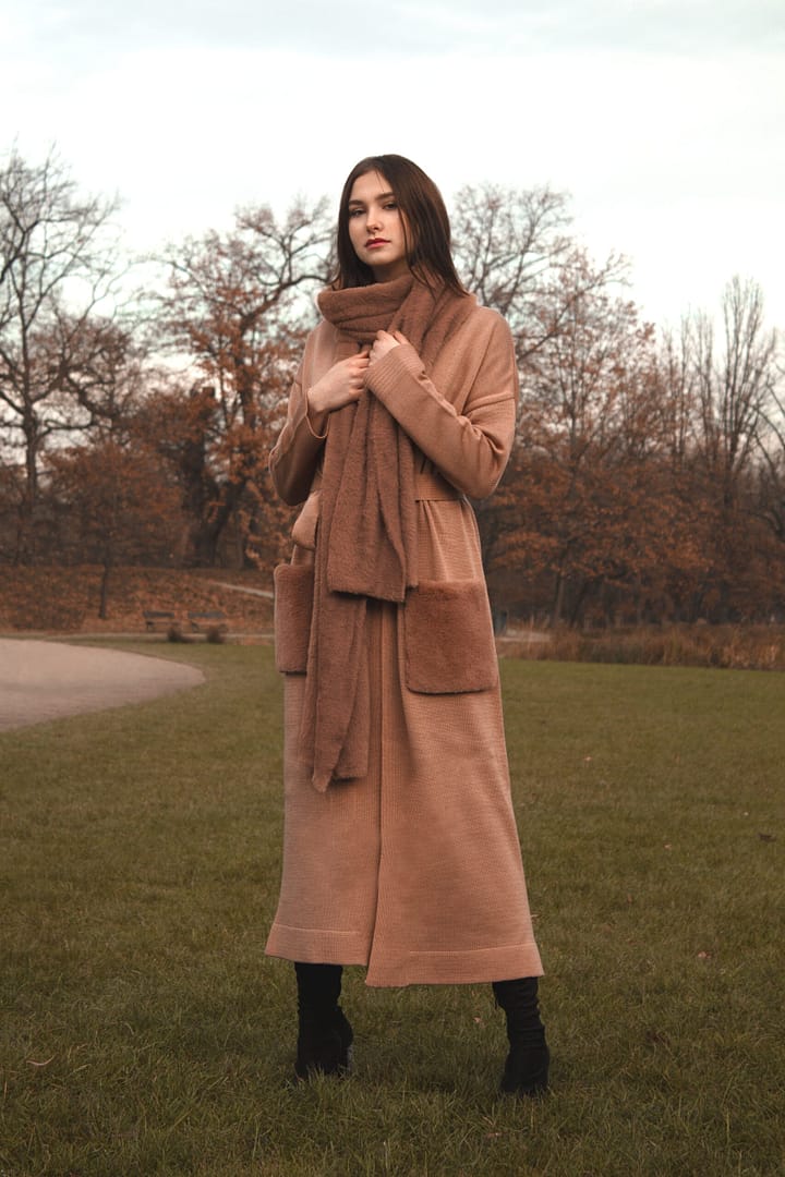 Kardigan dlouhý s kožešinovými kapsami - Obrázek 9