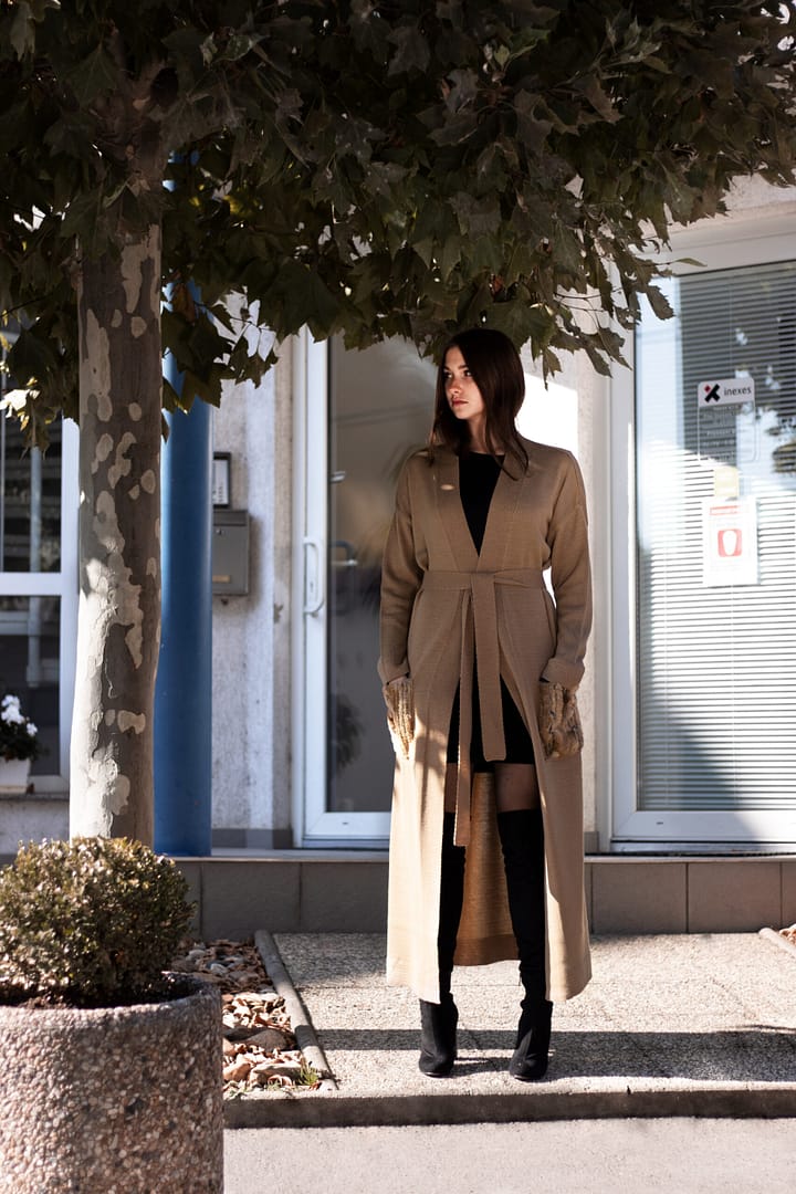 Kardigan dlouhý s vrstevnicovými kapsami z umělé kožešiny