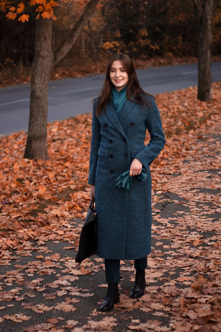 Kabát vyštíhlený s dvouřadým zapínáním 125 cm dlouhý v barvě petrolejově modré s kostkovným dizajnem.