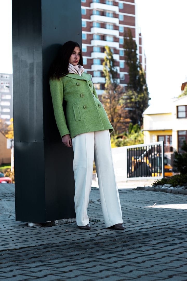 Kabát v RETRO stylu, vyštíhlený 75 cm dlouhý v barvě jablkově zelené s dragounem